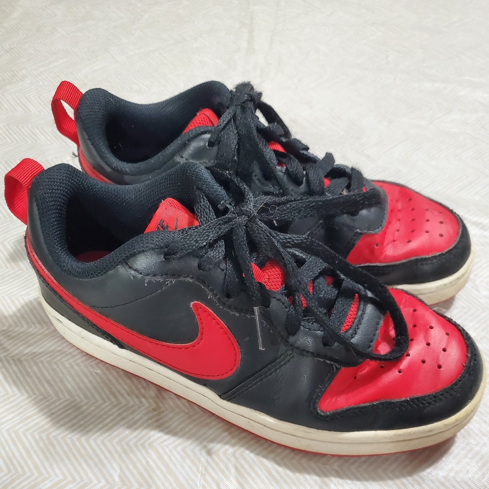 Nike Kids Black and Red Low Top Sneakers with Red Swoosh Size 4Y